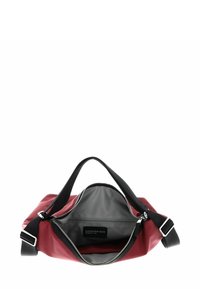 Sac à main en nylon rouge avec un intérieur gris. Il dispose de deux anses noires et d'une fermeture éclair en argent. Intérieur doublé avec détail du logo.