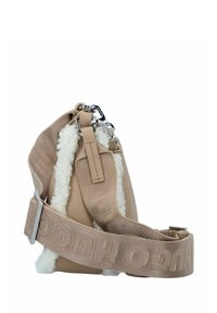 Tan handtas met een textuur en een fluffy witte rand. Kenmerkt zich door zilveren hardware en een brede, gemerkte schouderband. Compact ontwerp met gestructureerde vorm.