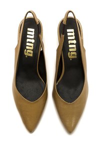 Scarpe con tacco in sintetico marrone, con punta appuntita, superficie testurizzata e soletta nera con marchio dorato.