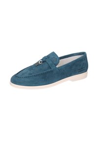 Zapato mocasín de ante azul verdoso con suela blanca plana, que presenta un adorno metálico decorativo y costuras simples a lo largo de la parte superior.