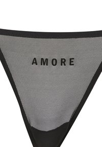 String en maille noire avec le mot « AMORE » en lettres épaisses, texture transparente et ceinture unie contrastante.