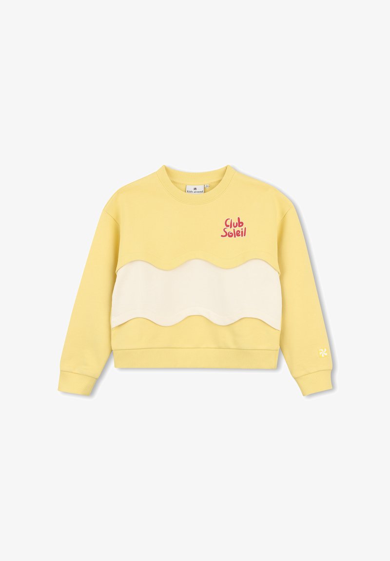 Κίτρινο παιδικό φούτερ με μακριά μανίκια, λευκή κυματιστή λωρίδα στο στήθος και κόκκινο κείμενο "Club Soleil" στην πάνω αριστερή πλευρά.