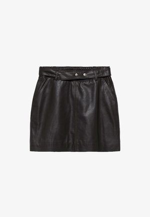 Zwarte leren rok met een getailleerde taille, elastische band en riemlussen. Voorzien van twee zijzakken en decoratieve naden aan de voorkant.