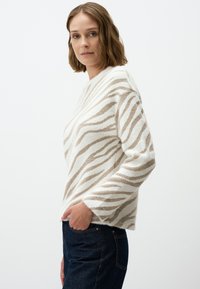 Beige en wit gestreepte trui met een losse pasvorm, gemaakt van zachte, gestructureerde stof. Ronde hals, lange mouwen en een casual stijl.