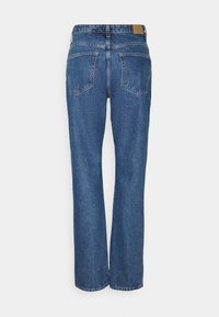 Džínové kalhoty s přímým střihem, střední modré barvy, s dvěma zadními kapsami a béžovým koženým štítkem na pásku.