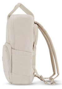 Beige ryggsäck med en strukturerad form, tillverkad av hållbart material, med vadderade meshremmar, en framficka med dragkedja och justerbart hårdvara.