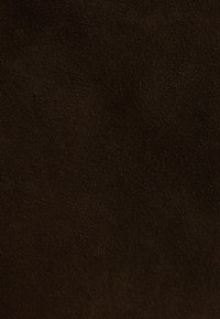 Tissu en daim marron avec une surface douce et texturée. La couleur est profonde et uniforme, sans motifs ou accents visibles.