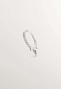 Pendiente de aro de plata que presenta una fila de pequeños cristales y dos acentos en punta, que muestra un acabado pulido y un diseño elegante.