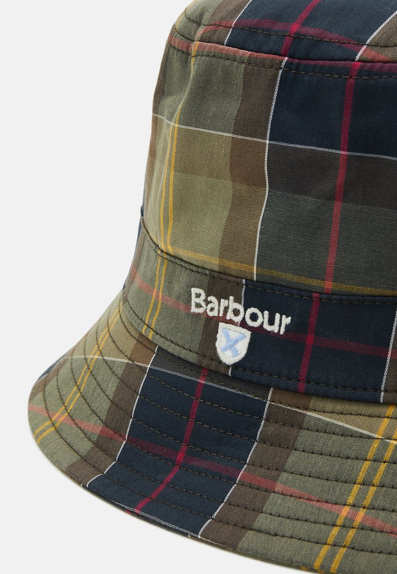 Sombrero tipo bucket con patrón de cuadros en colores verde, marino y amarillo. Presenta el logotipo bordado de "Barbour" y un ala estructurada. Material de algodón.