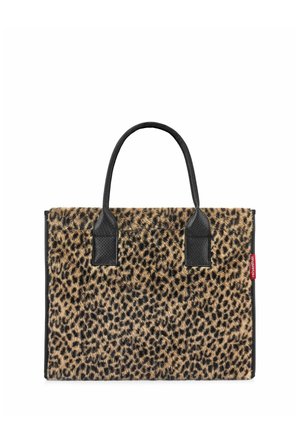 Bolsa tote con textura de piel de leopardo y asas negras, forma rectangular y una pequeña etiqueta roja en el lateral.
