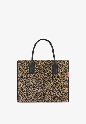 Tragetasche mit Leopardenfell-Textur und schwarzen Griffen, rechteckige Form und kleinem roten Etikett an der Seite.