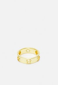 Anello color oro con una fascia liscia e arrotondata che presenta accenti circolari intagliati. Realizzato in metallo, mette in mostra una finitura lucida e un design moderno.