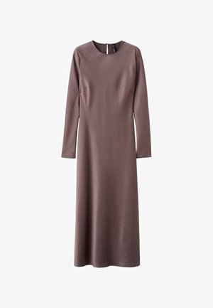 Abito midi a maniche lunghe color marrone malva con scollatura rotonda, vita aderente e tessuto dalla texture liscia che si appoggia piano su sfondo bianco.