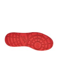 Sole di scarpa in gomma rossa con modelli di battistrada circolari e lineari, caratterizzata da una texture distintiva e un logo impressa in un'area.