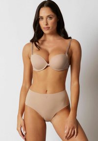 Nude underkläder set som består av en formad bh med justerbara band och högmidjade trosor, båda i en slät, matt finish.