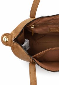 Torebka z teksturowanej skóry w kolorze koniakowym, zapinana na zamek błyskawiczny, z elementami w kolorze złotym. Wnętrze wyłożone gładką brązową podszewką, wyposażone w liczne kieszenie do organizacji.