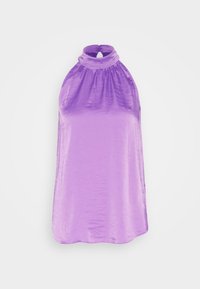 Top a halter color lavanda con collo alto, realizzato in tessuto liscio e lucente. Presenta dettagli arricciati attorno al collo e una silhouette fluida.