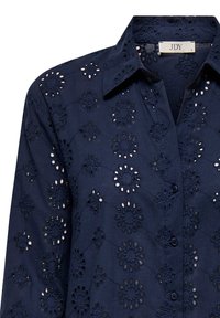 Marineblaue Bluse mit floralem Stickdesign, einschließlich Cut-Out-Details, einer Knopfleiste und einem klassischen Kragen.