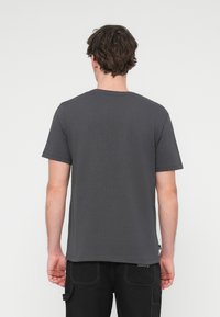 Γκρι κοντομάνικο μπλουζάκι από βαμβάκι, με στρογγυλή λαιμόκοψη και κανονική εφαρμογή, με λεία υφή και χωρίς εμφανή σχέδια.