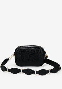 Bolso cruzado de piel negra con un acabado texturizado, forma rectangular, cierre de cremallera y correa de cadena desmontable con eslabones ovalados.