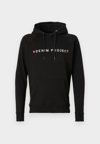 Zwarte hoodie met een buidelzak, met "DENIM PROJECT" gedrukt in wit en rood, gemaakt van zachte katoen.