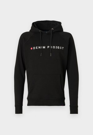 Svart hettegenser med frontlomme, med "DENIM PROJECT" trykket i hvitt og rødt, laget av myk bomull.