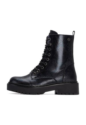 Botas de tobillo negras con cordones, hechas de cuero con un patrón de piel de serpiente texturizado, con una suela gruesa negra y ojales metálicos.