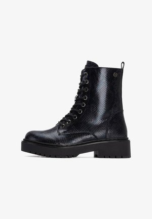 Botas de tobillo negras con cordones, hechas de cuero con un patrón de piel de serpiente texturizado, con una suela gruesa negra y ojales metálicos.