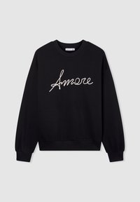 Czarny sweatshirt z długimi rękawami, okrągłym dekoltem i ściągaczami; na przodzie znajduje się biała, kursywna napis "Amore". Gładka faktura materiału.