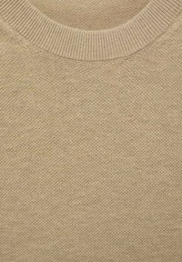 Pulover tricotat bej, cu gât rotund, margine ribbit și un material texturat, având un model subtil pe întreaga suprafață.