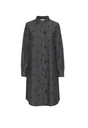 Abito camicia in denim grigio scuro con colletto, maniche lunghe a sbuffo e motivi ricamati neri. Chiusura frontale con bottoni e lunghezza fino al ginocchio.