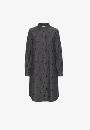 Tumšā pelēkā džinsu kleita ar apkakli, garām pūstām piedurknēm un melniem izšūtiem rakstiem. Priekšējā pogu aizdare un ceļa garuma dizains.