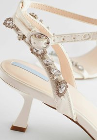Next FOREVER COMFORT WEDDING EMBELLISHED LOW HEEL BRIDAL  - REGULAR FIT - Sandaalit nilkkaremmillä - ivory