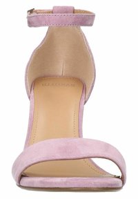 Roze suède hoge hak sandaal met enkelbandje, open teen en een gladde, matte textuur. Bevat een enkele teenband en een slanke hak.