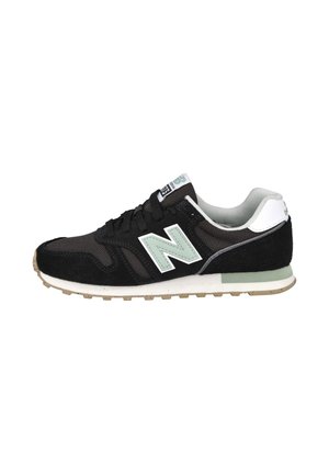 Zapatilla New Balance negra y verde menta con parte superior de ante y malla, media suela blanca y suela exterior de goma texturizada, vista lateral.