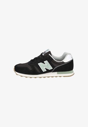 Zapatilla New Balance negra y verde menta con parte superior de ante y malla, media suela blanca y suela exterior de goma texturizada, vista lateral.
