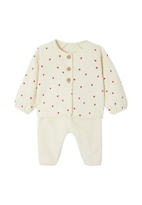 Cremfarbener Zweiteiler für Babys mit kleinem roten Herzmuster, bestehend aus einer langärmeligen Strickjacke und passenden Hosen, mit Holzknopfverschluss.