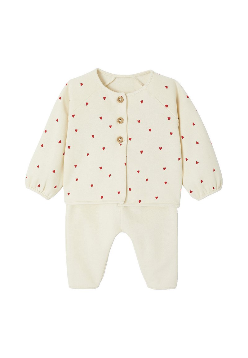 Cremfarbener Zweiteiler für Babys mit kleinem roten Herzmuster, bestehend aus einer langärmeligen Strickjacke und passenden Hosen, mit Holzknopfverschluss.