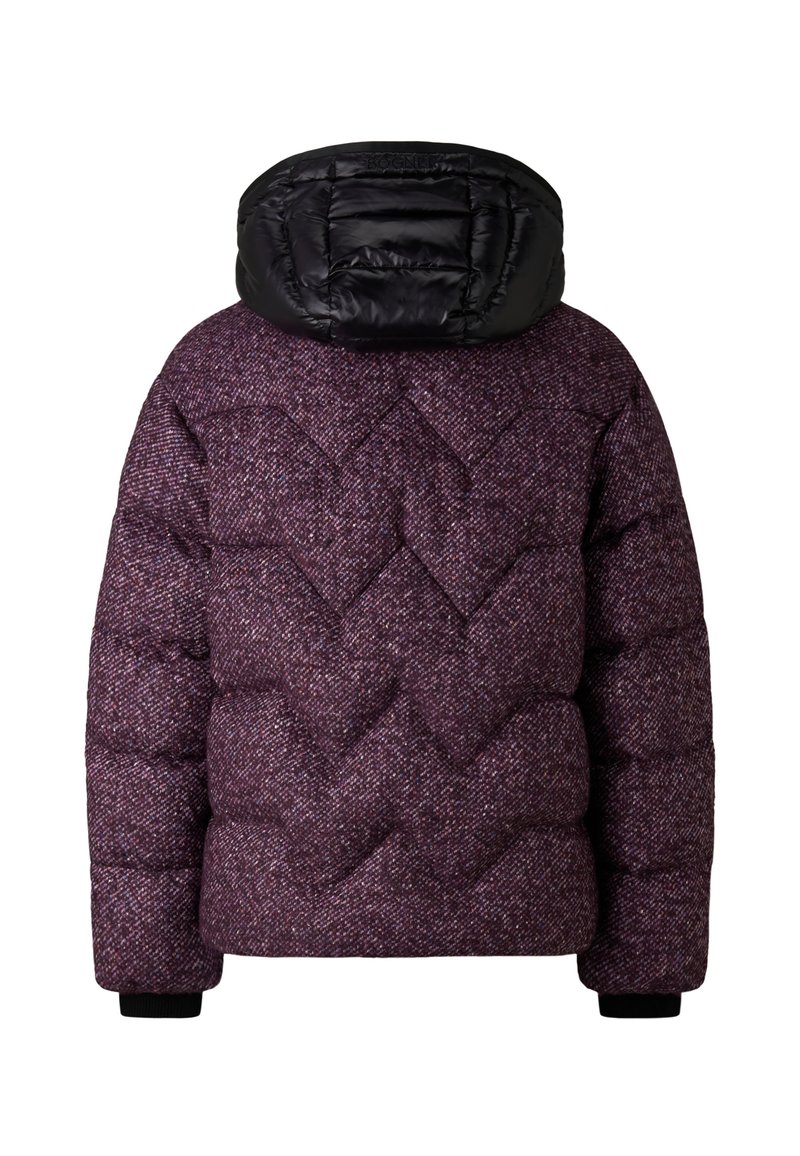 Paarse gewatteerde pufferjack met een zwarte capuchon. Beschikt over een chevronpatroon, ribgebreide manchetten en een gestructureerde stoffen afwerking.