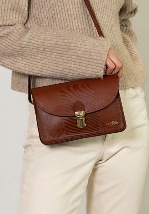 Gusti Leder, SANDY - Ülerinna-kott - braun
