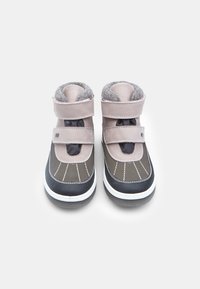 Ziemas zābaki ar pelēku, melnu un olīvu zaļu materiālu kombināciju. Velcro siksnas un maiga, izolēta odere komfortam.