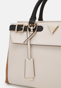 Guess LEVANTE SATCHEL - Rankinė - cognac/multi