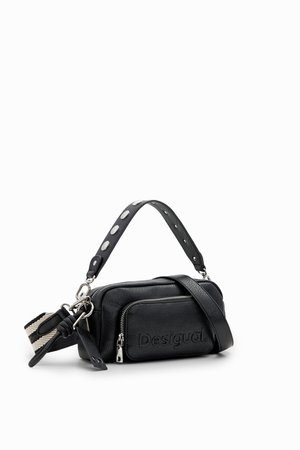 Schwarze Leder-Crossbody-Tasche mit einer vorderen Reißverschlusstasche. Sie zeichnet sich durch eine strukturierte Oberfläche, silberne Beschläge und einen gepunkteten Gurt aus. Das Markenlogo ist eingeprägt.