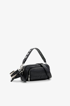 Schwarze Leder-Crossbody-Tasche mit einer vorderen Reißverschlusstasche. Sie zeichnet sich durch eine strukturierte Oberfläche, silberne Beschläge und einen gepunkteten Gurt aus. Das Markenlogo ist eingeprägt.