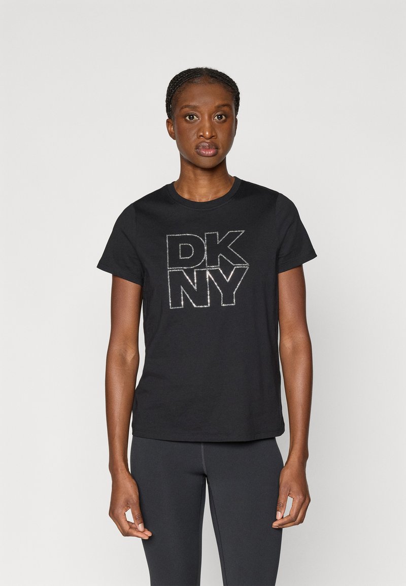 Čierne bavlnené tričko s výrazným bielym logom DKNY na prednej strane. Krátke rukávy, okrúhly výstrih a voľný strih.
