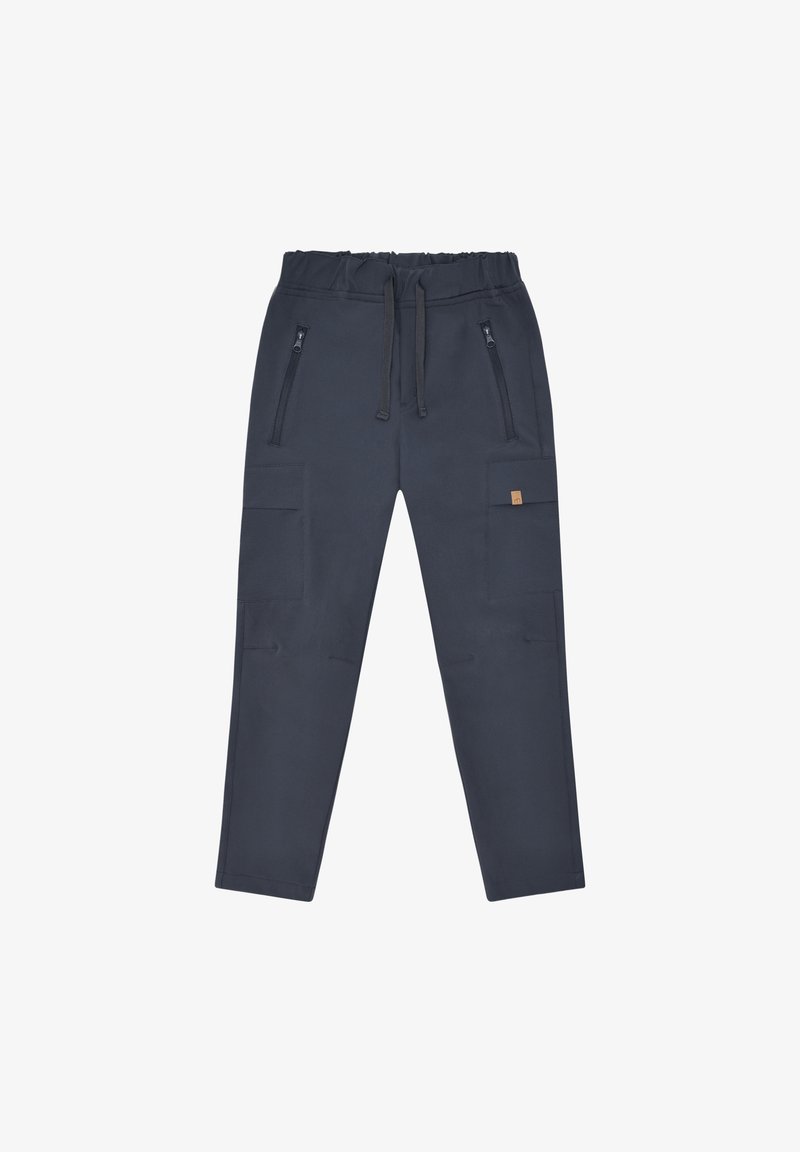 Donkere grijze cargobroek met elastische tailleband, trekkoord, ritszakken aan de voorkant en klepzakken aan de zijkant, op een witte achtergrond.