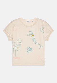 Crème-kleurig T-shirt met blauwe en roze geborduurde ontwerpen van bloemen, een zeemeermin, slippers en een schelp. Korte mouwen en ronde hals.