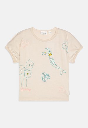 Crème-kleurig T-shirt met blauwe en roze geborduurde ontwerpen van bloemen, een zeemeermin, slippers en een schelp. Korte mouwen en ronde hals.