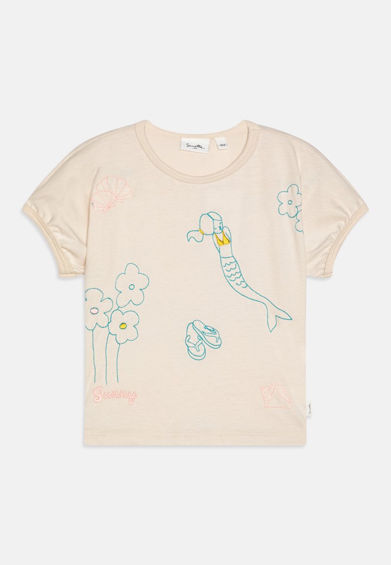 Crème-kleurig T-shirt met blauwe en roze geborduurde ontwerpen van bloemen, een zeemeermin, slippers en een schelp. Korte mouwen en ronde hals.