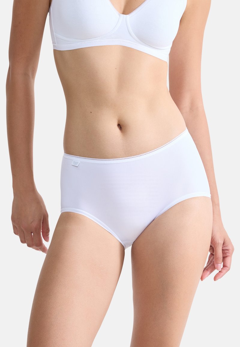 Culotte hipster en coton blanc avec une texture lisse, une ceinture élastique et une couture discrète sur les bords pour une finition soignée. Design simple et minimaliste.
